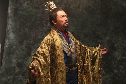 在他出生之前,汉灵帝的好几个儿子都夭折了,父母为了保护他,不敢在宫