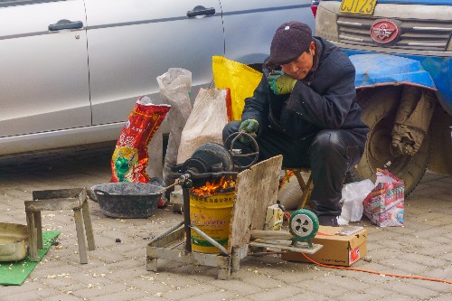 济南郭店大集上再现老式爆米花,嘭的一声,勾起满满的儿时回忆