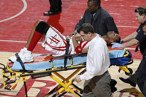 组图:nba那些被担架抬出场的战士们,麦蒂保罗都有过,他是另外
