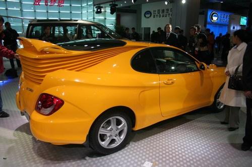 真的很佩服东风汽车,当年搞出来这么一台丑出天际线的"中高端"轿跑