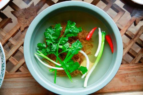 吃大救架时最好搭配一碗地道的腾冲青龙过海汤,酸酸的味道最是开胃.