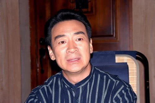 她曾让香港歌手钟镇涛以及富商陈曜昮从身家上亿到现在的欠债数亿