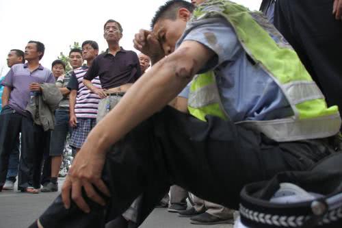 大连男子开车肇事后拖行交警数十米 暴力殴打致受伤