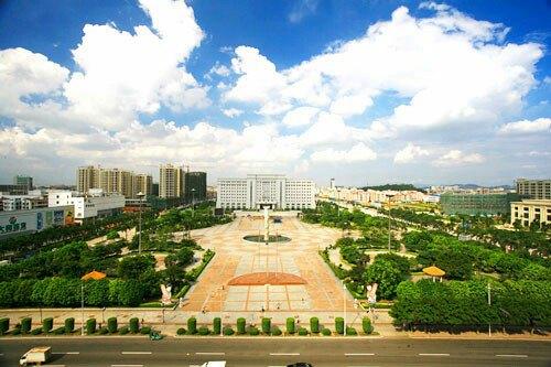 大岭山广场位于镇中心区,是一个大型的,现代化多功能的文化娱乐活动