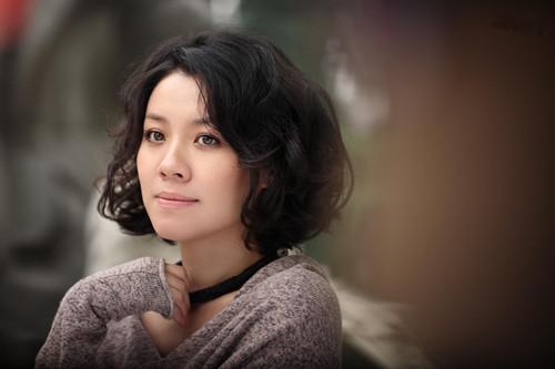 凭《欢乐颂》走红,恋上大23岁导演被抛弃,嫁大富豪体味平凡生活