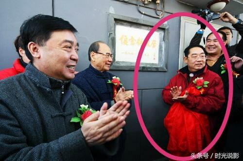 侯耀中全家照,与弟弟侯耀华不相往来,儿子