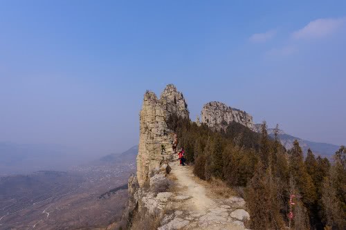 走遍济南南部山区之仲宫三媳妇山,处处崖悬壁峭,步步怪石嶙峋