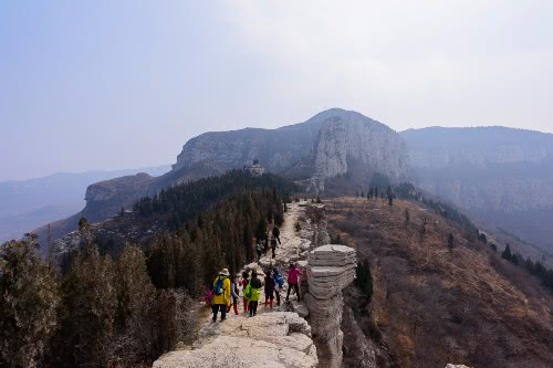 走遍济南南部山区之仲宫三媳妇山,处处崖悬壁峭,步步怪石嶙峋