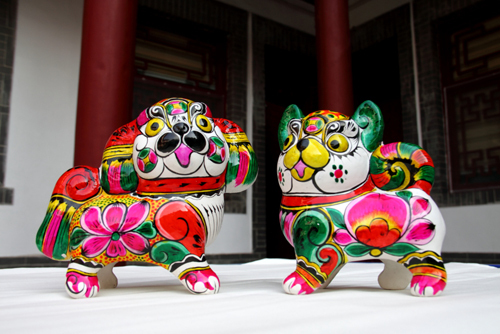 陕西凤翔县卡通泥塑旺财狗亮相