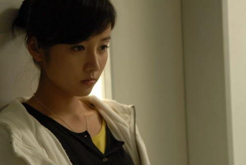 2007年主演情感剧《雪在烧》饰演女一号罗一.