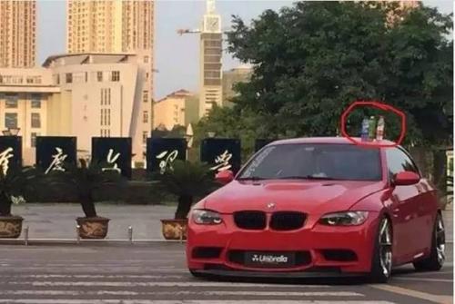 大学门口豪车放水已过时,现在改放二维码,女生依旧不断上车