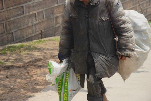 父亲破产流落街头,遇到一乞丐给他件棉衣,里面藏有100万