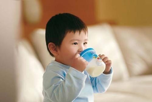 1岁后,宝宝到底喝什么奶?手把手教你买牛奶!