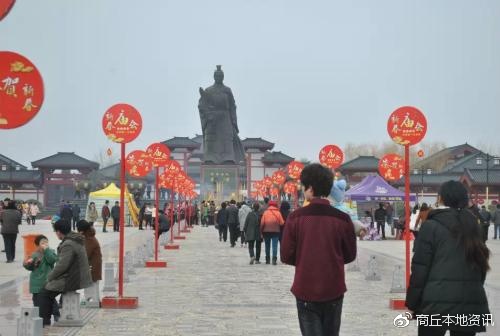 白天赶庙会 晚上看灯展