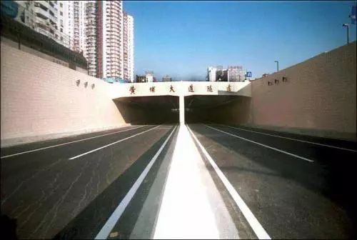 黄埔大道隧道里,车水马龙是日常.