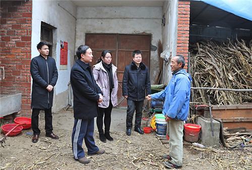 南阳中院干警冒雪到方城县独树镇开展扶贫工作