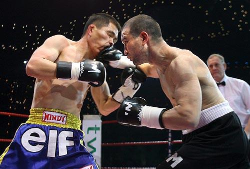 二是中国mma小将杨建兵在参加一项综合格