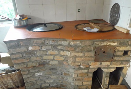 一组农村娃最熟悉的柴火灶照片,哪幅图是你家乡的风格