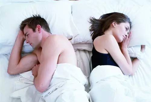 生完孩子后老公不再碰我,开灯后看到他的身体,我崩溃大哭