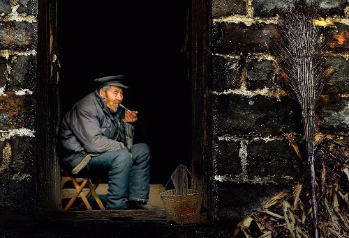 春节将至,农村老人满脸的皱纹开始舒展,每天痴痴的望着村口