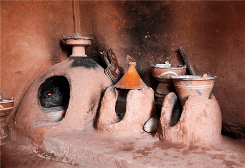与摩洛哥人的厨房相比,相同都是泥巴地面,泥巴墙,不同一点并没有灶台