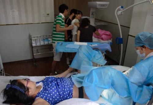 在结婚的第三年,公婆也开始催着她要孩子,就这样韩小红在不到半年备孕