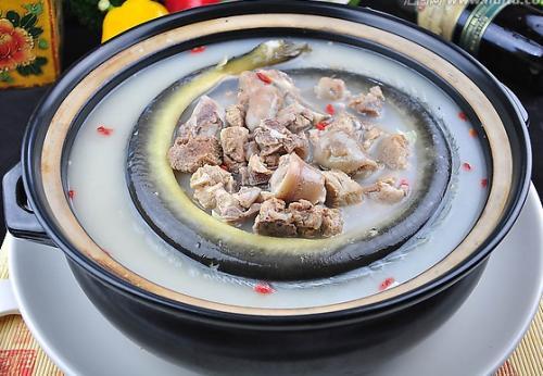 5,将土龙汤倒入炖锅,放入当归与龙骨一起慢火炖煮一个多小时.