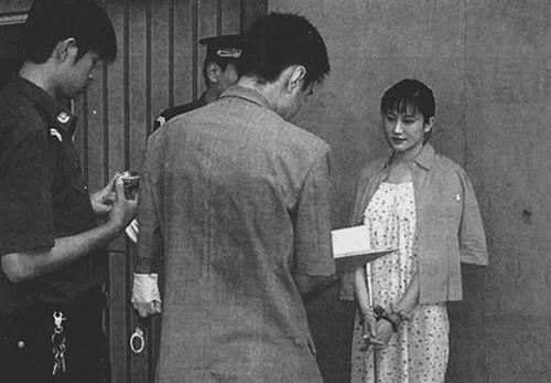 古代女犯人带沉重的脚镣如何换贴身内裤方法脑洞大开