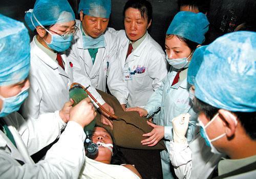 高龄孕妈难产医生建议顺转剖, 孕妇老公却拒绝签字