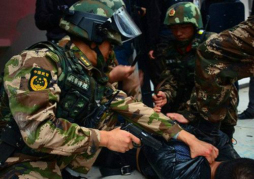 武警战士逮捕杀人犯现场照,抓到后直接按地上,再反绑双手带走