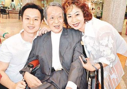 香港黄金配角,身体僵硬被发现死亡,7个子女为争夺财产大闹灵堂