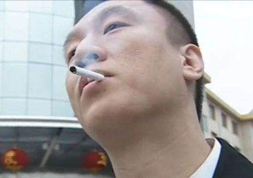 明星抽烟我只服李连杰,没有什么是一根烟解决不了的,不行就两根