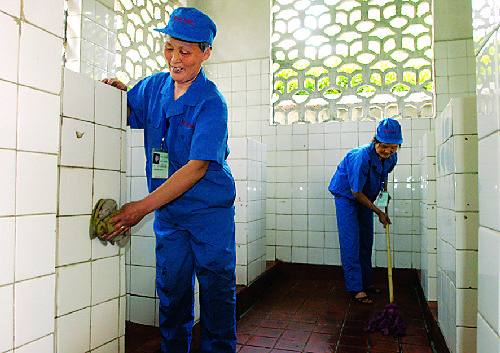 不少网友纷纷表示:"大学生毕业生去看守厕所,真也太离谱了,学费都白