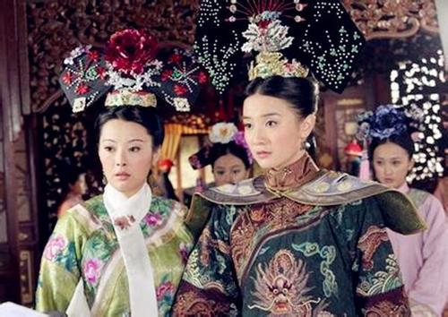 有两位皇后,在他驾崩后,慈安太后(东宫娘娘)和慈禧太后(西宫娘娘)并尊