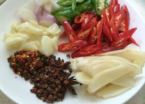 做菜时葱姜蒜椒千万别乱放!为家人的健康赶紧看看吧