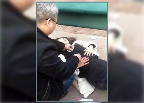 吵架致车祸后 男子持刀捅女友胸口