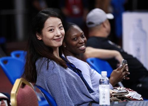 新疆队悍将孙桐林的妻子,在今年的亚俱杯上,孙桐林妻子和亚当斯妻子