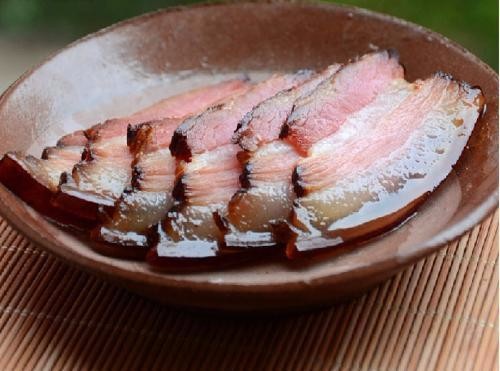 在煮腊肉的时候一定要先用温水将腊肉清洗干净,一定要