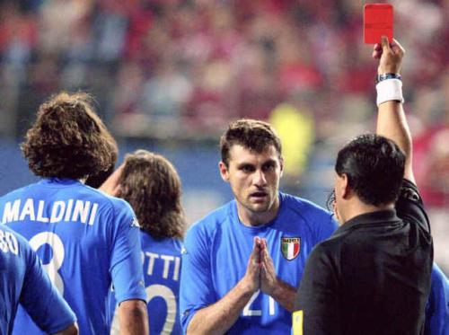 裁判不能太韩国 还记得02年世界杯托蒂红牌吗