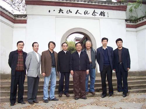 2007年前是福建三安集团董事长,与其子林志强通过持有三安集团100%