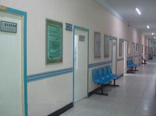 高龄孕妇怀孕4个月呕吐,自以为正常,见红送医