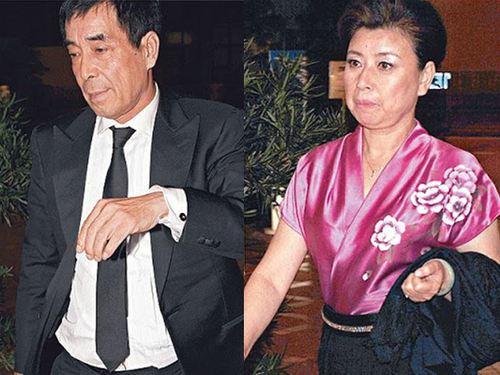 郭晶晶父母路边摊买菜接地气 网友称赞:如女儿一样勤俭持家