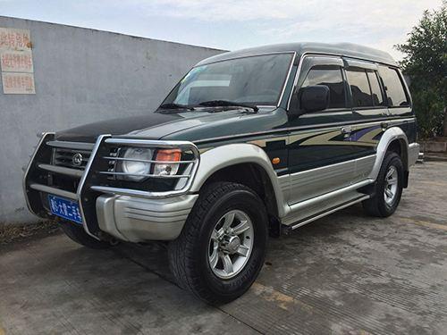 叔叔当年在部队被这辆越野磨练一番,退伍回来开起了家汽修店