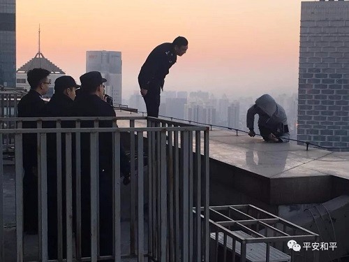 男子为爱跳楼被天津民警用群口相声劝回