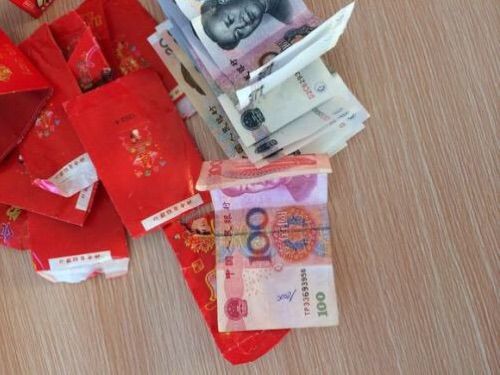 小舅子结婚我妈给一万,我弟结婚岳母给个厚红包,打开后我扔了