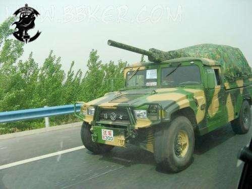 而相比之下,皮卡车搭载的小型武器,如:高射机枪,无后坐炮,火箭炮,蜂窝