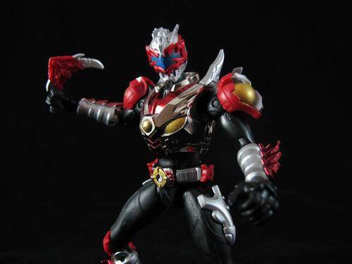 护法中的恶水教唆下而被欲望占据头脑的张健和火之炎龙铠甲合体而成