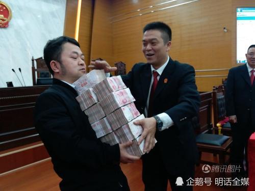 5000万现金堆满桌子,像拍宣传片一样发钱,求当事人心理阴影面积