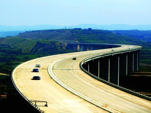 中国内地第一条建设的高速公路沈大高速公路