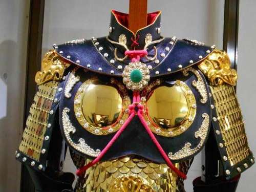 明光铠: 唐代时,中国军队无论装备,素质,士气还是将帅能力都达到了冷